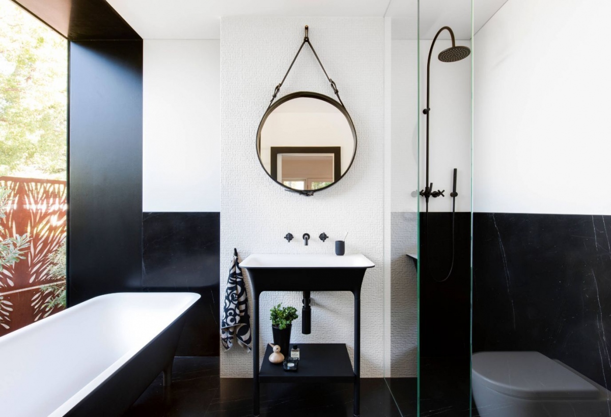 Chiêm ngưỡng hai sắc màu trắng - đen trong thiết kế nhà tắm - Ảnh 1.