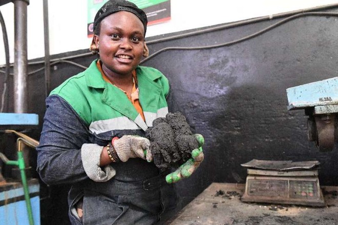 Bỏ việc văn phòng khởi nghiệp từ rác, cô gái châu Phi tái chế hàng tấn rác nhựa thành loại gạch bền và rẻ - Ảnh 8.