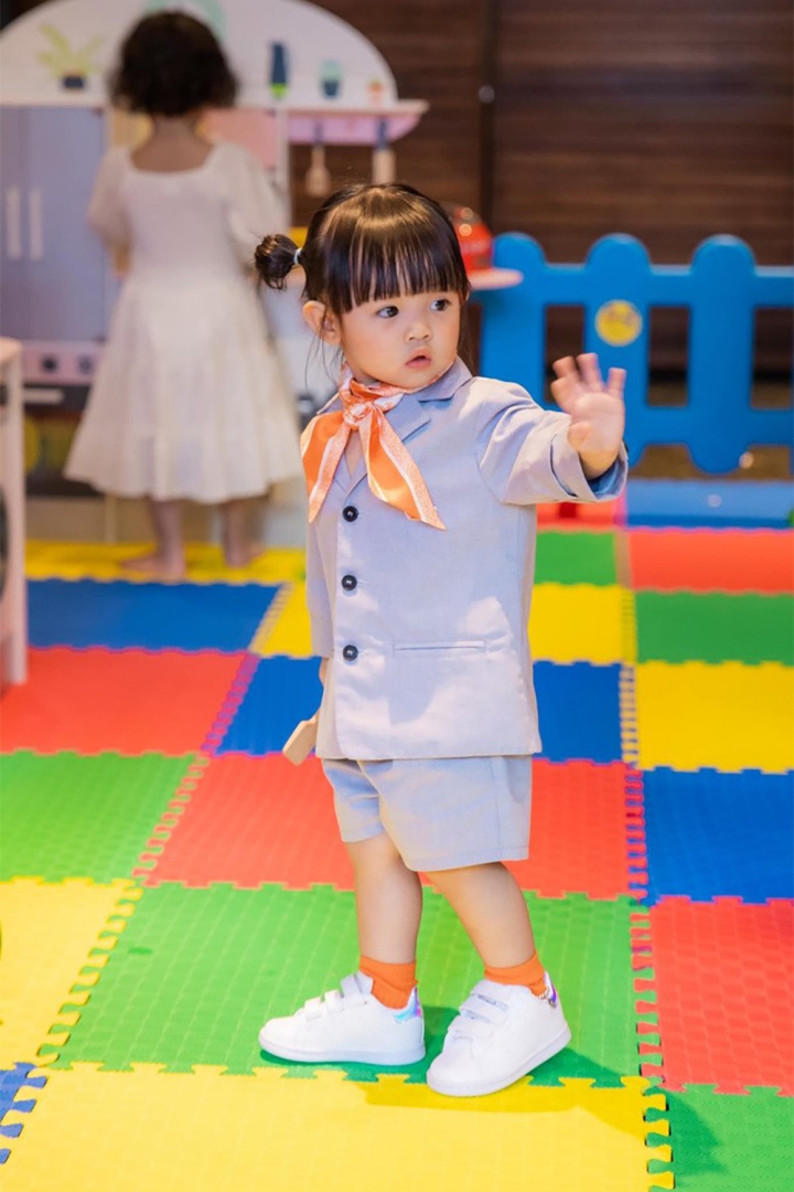Con gái Cường Đô La - Đàm Thu Trang mới 2 tuổi đã dát toàn hàng hiệu - Ảnh 2.