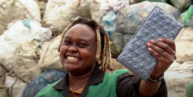 Bỏ việc văn phòng khởi nghiệp từ rác, cô gái châu Phi tái chế hàng tấn rác nhựa thành loại gạch bền và rẻ - Ảnh 7.