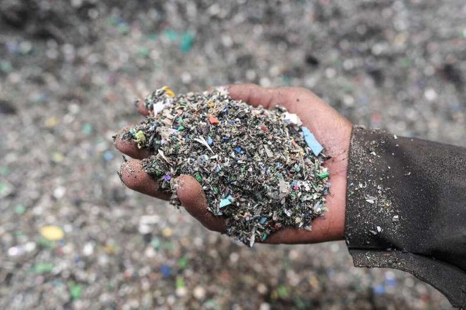 Bỏ việc văn phòng khởi nghiệp từ rác, cô gái châu Phi tái chế hàng tấn rác nhựa thành loại gạch bền và rẻ - Ảnh 2.