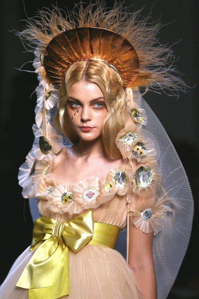 Kỷ nguyên người mẫu mặt búp bê: Từng rất phổ biến trên sàn diễn thập niên 2000, đẹp đến nỗi người xem mê mẩn - Ảnh 6.