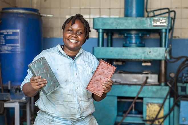 Bỏ việc văn phòng khởi nghiệp từ rác, cô gái châu Phi tái chế hàng tấn rác nhựa thành loại gạch bền và rẻ - Ảnh 1.