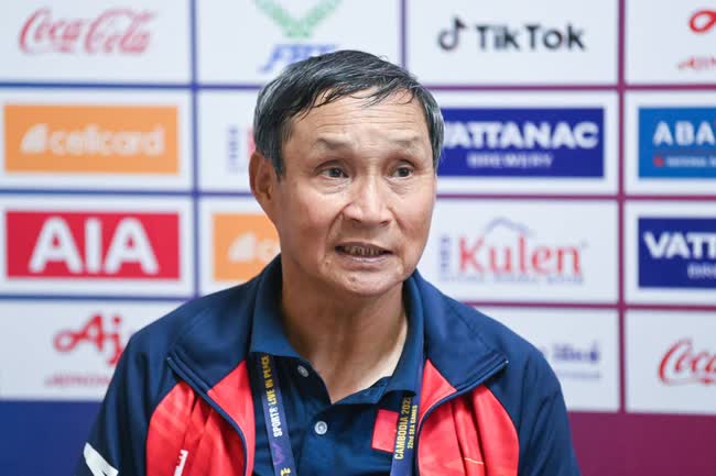 Tuyển Việt Nam bị BTC SEA Games đặt v&agrave;o thế kh&oacute;, HLV Mai Đức Chung c&oacute; c&aacute;ch ứng biến cực t&agrave;i t&igrave;nh - Ảnh 1.