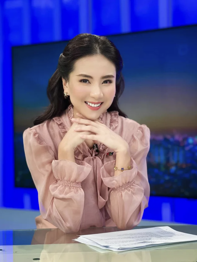 Hè này sắm áo sơ mi giống các BTV nhà đài, nàng công sở vừa được hack tuổi lại ghi điểm thanh lịch tuyệt đối - Ảnh 8.