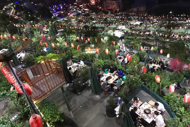 Nhà hàng lẩu lớn nhất Trung Quốc mỗi ngày phục vụ một huyện người: Ăn xong xuống lấy xe đã thấy đói - Ảnh 3. Nhà hàng lẩu lớn nhất Trung Quốc mỗi ngày phục vụ một huyện người: Ăn xong xuống lấy xe đã thấy đói - Ảnh 3.