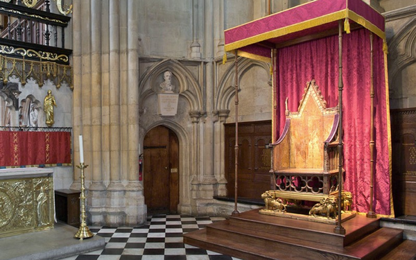 Ngai vàng đăng quang - bảo vật nội thất 700 tuổi quý giá nhất của Vương thất Anh - Ảnh 3.