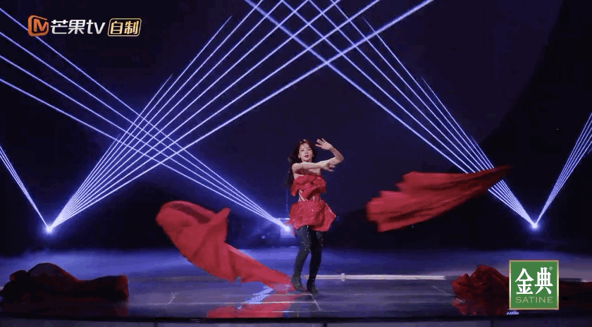 Chi Pu khoe cận visual đỉnh ch&oacute;p tr&ecirc;n show Trung, m&agrave;n thay v&aacute;y tr&ecirc;n s&acirc;n khấu g&acirc;y b&atilde;o - Ảnh 8.