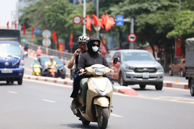 Miền Bắc, miền Trung bước v&agrave;o đỉnh điểm nắng n&oacute;ng - Ảnh 1.
