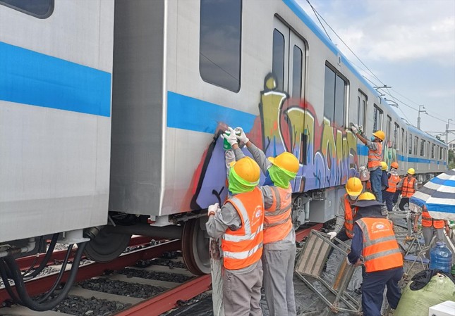 Vẽ bậy tàu metro, khó tìm thủ phạm, chưa có tiền lệ xử lý - Ảnh 1.