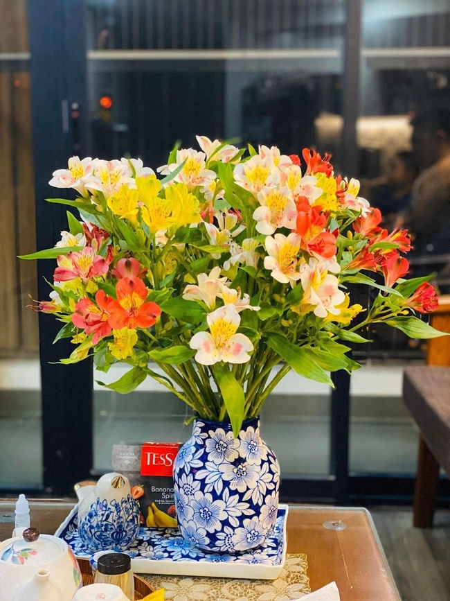 6 lo&agrave;i hoa chưng tr&ecirc;n b&agrave;n thờ Thần T&agrave;i gi&uacute;p gia chủ ăn n&ecirc;n l&agrave;m ra, lộc l&aacute; k&eacute;o đến đầy nh&agrave; - Ảnh 6.