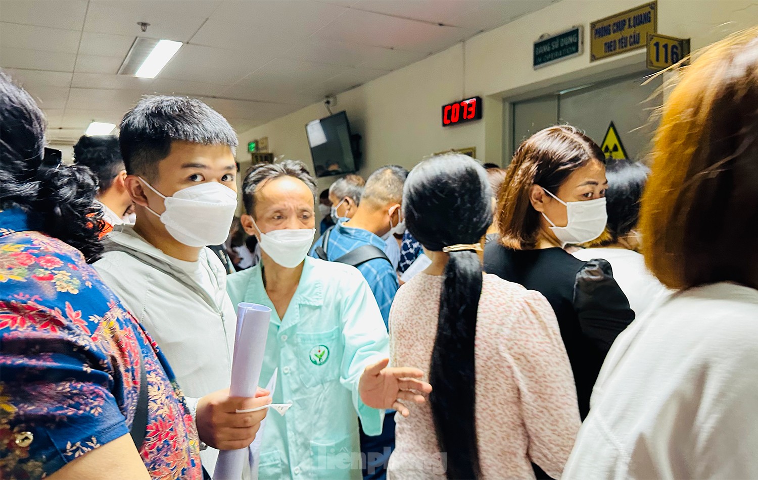 Bệnh viện đông nghịt người xếp hàng chờ khám trong ngày hè nóng 37 độ - Ảnh 14.