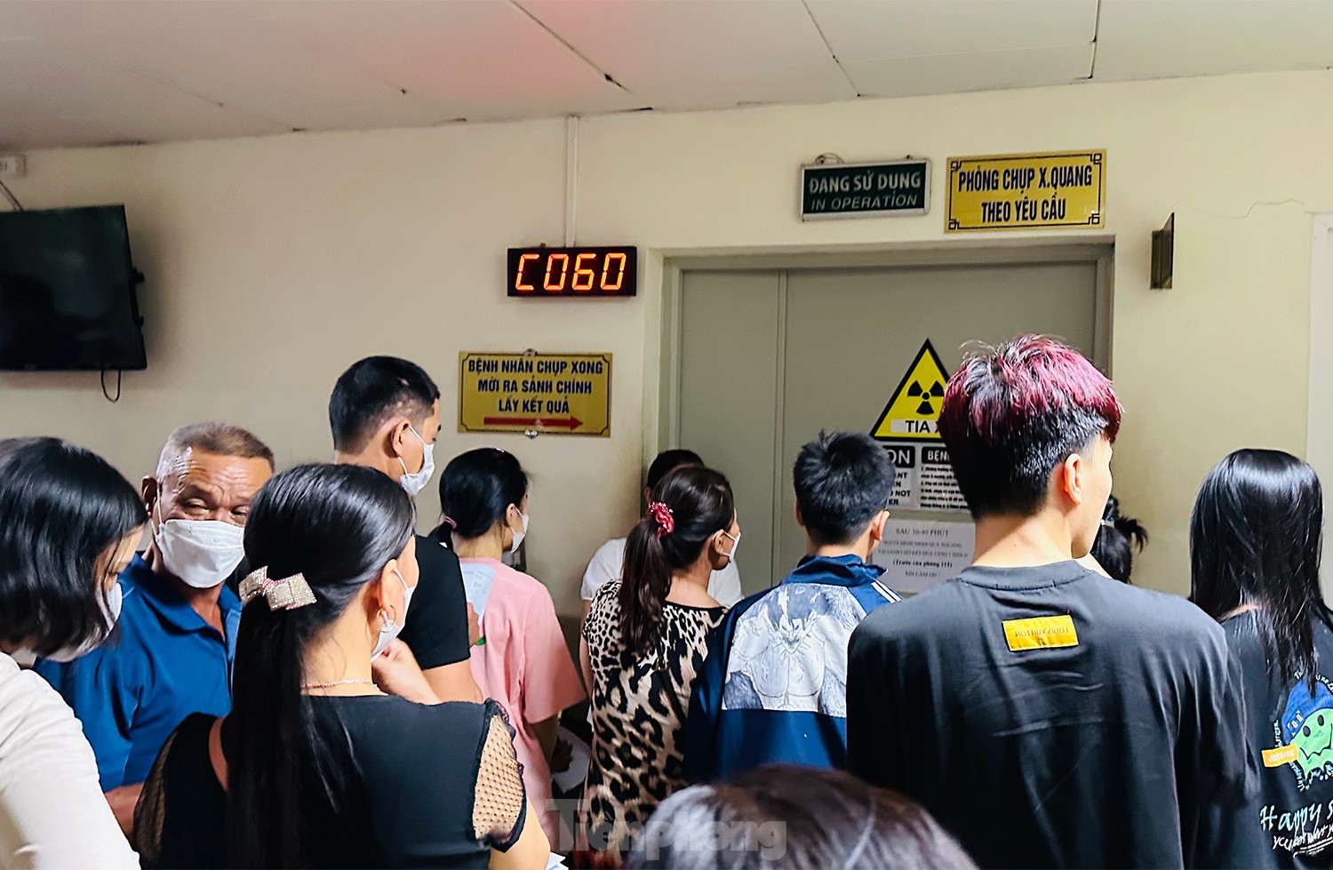 Bệnh viện đông nghịt người xếp hàng chờ khám trong ngày hè nóng 37 độ - Ảnh 5.