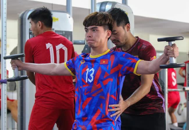 Cầu thủ U22 Việt Nam m&eacute;o mặt tập thể lực chuẩn bị đấu U22 Malaysia - Ảnh 3.