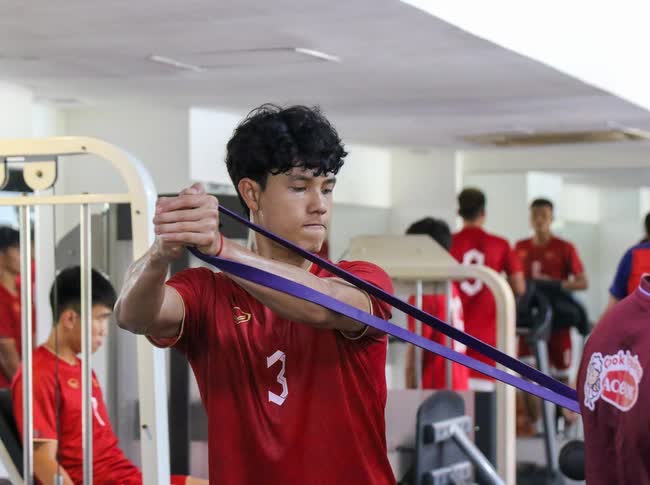 Cầu thủ U22 Việt Nam m&eacute;o mặt tập thể lực chuẩn bị đấu U22 Malaysia - Ảnh 2.