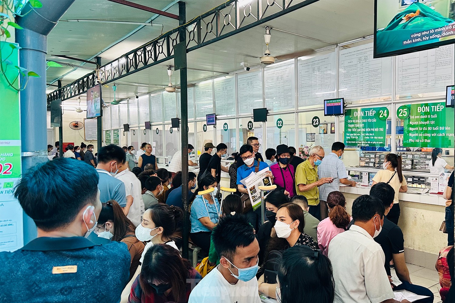 Bệnh viện đông nghịt người xếp hàng chờ khám trong ngày hè nóng 37 độ - Ảnh 3.