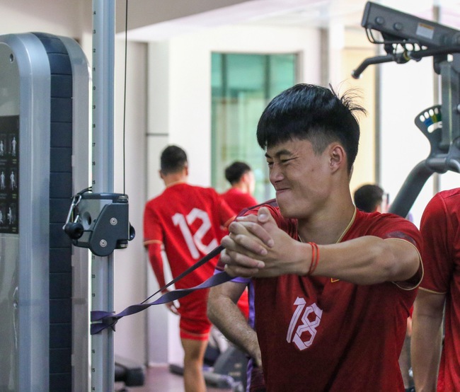 Cầu thủ U22 Việt Nam m&eacute;o mặt tập thể lực chuẩn bị đấu U22 Malaysia - Ảnh 1.