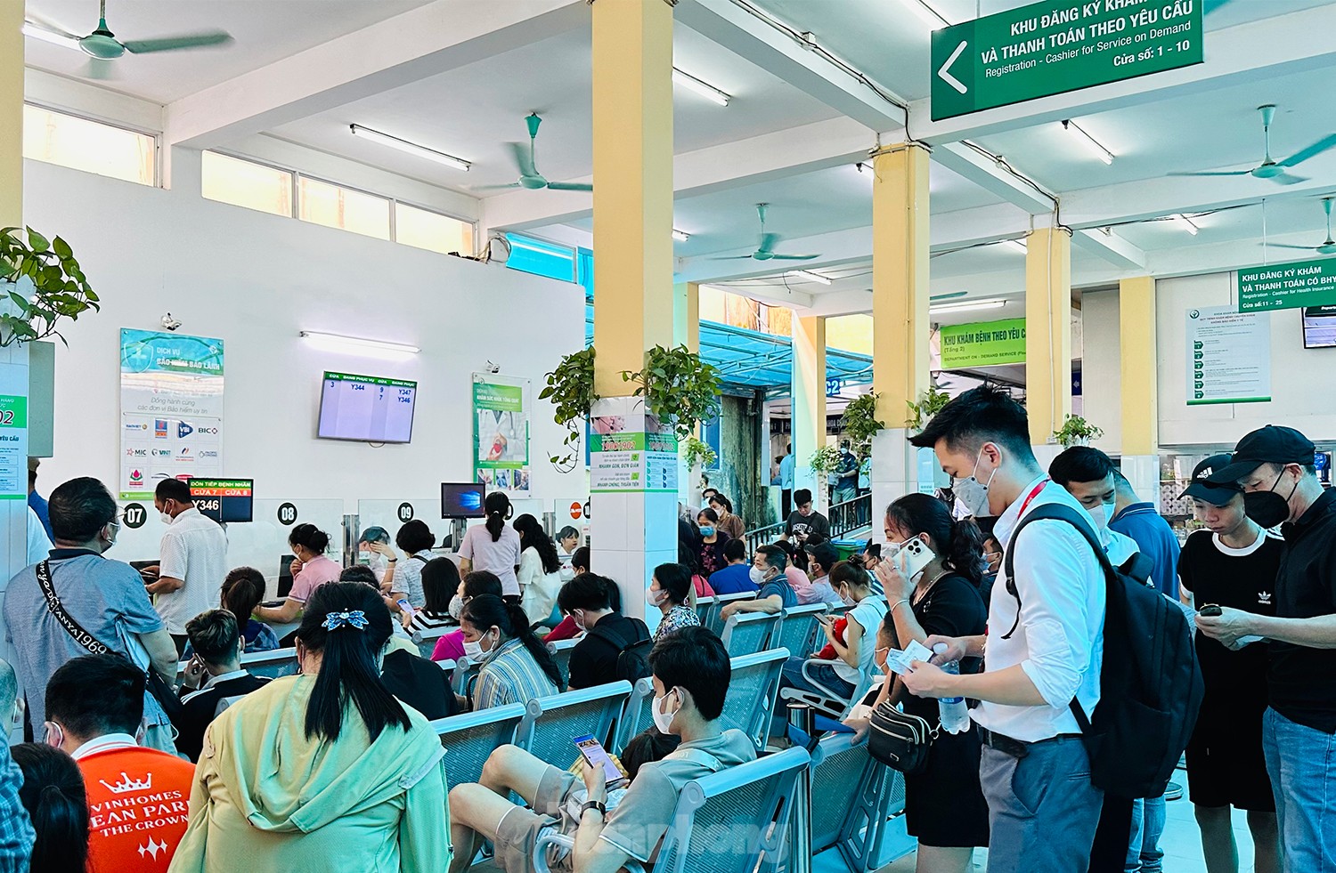Bệnh viện đông nghịt người xếp hàng chờ khám trong ngày hè nóng 37 độ - Ảnh 2.