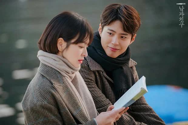 Clip gây sóng gió: Park Bo Gum cố kìm nén khi Song Hye Kyo phát biểu nhận giải ở Baeksang vì tin đồn ngoại tình năm xưa? - Ảnh 6.