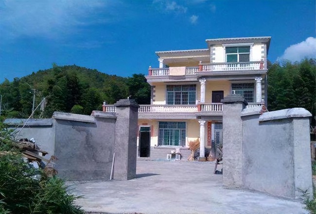 3 chị em hùn tiền xây biệt thự 2 tỷ ở quê: Cứ tưởng được sống an nhàn, hòa thuận, ai dè giờ chẳng thèm nhìn mặt nhau - Ảnh 2.