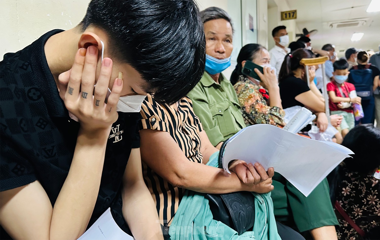 Bệnh viện đông nghịt người xếp hàng chờ khám trong ngày hè nóng 37 độ - Ảnh 13.