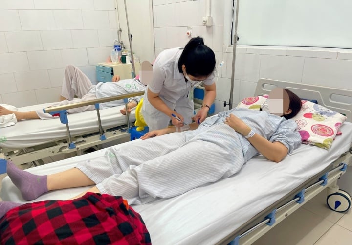 Hai mẹ con bị tan máu sau ăn nem rán tẩm bột phẩm màu - Ảnh 1.
