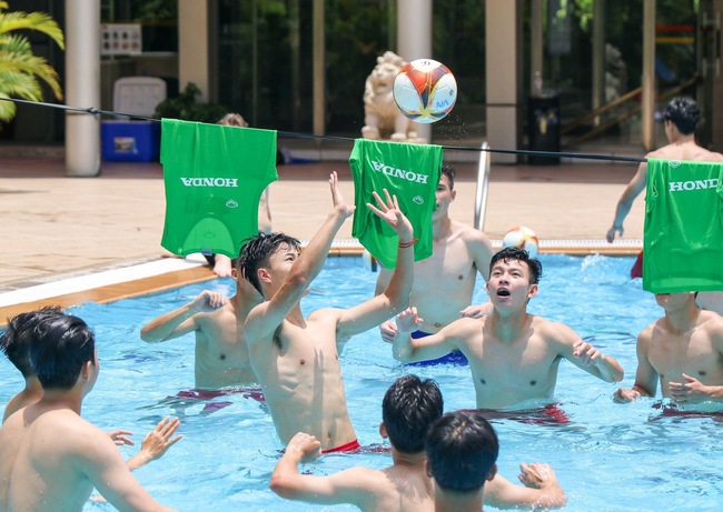 Cầu thủ U22 Việt Nam m&eacute;o mặt tập thể lực chuẩn bị đấu U22 Malaysia - Ảnh 9.