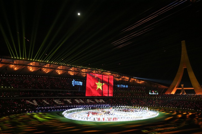 Hotboy tuyển bơi Việt Nam xem khai mạc SEA Games 32 theo phong c&aacute;ch độc lạ kh&ocirc;ng giống ai - Ảnh 4.