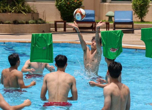Cầu thủ U22 Việt Nam m&eacute;o mặt tập thể lực chuẩn bị đấu U22 Malaysia - Ảnh 8.