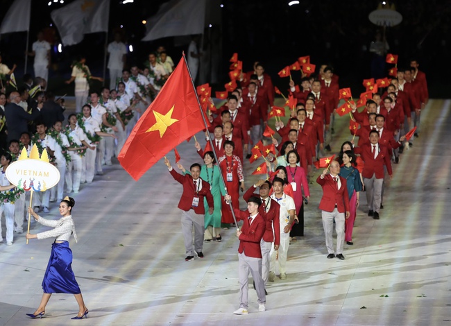 Hotboy tuyển bơi Việt Nam xem khai mạc SEA Games 32 theo phong c&aacute;ch độc lạ kh&ocirc;ng giống ai - Ảnh 3.
