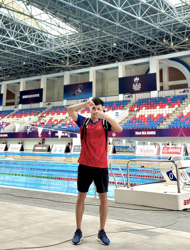 Hotboy tuyển bơi Việt Nam xem khai mạc SEA Games 32 theo phong c&aacute;ch độc lạ kh&ocirc;ng giống ai - Ảnh 2.