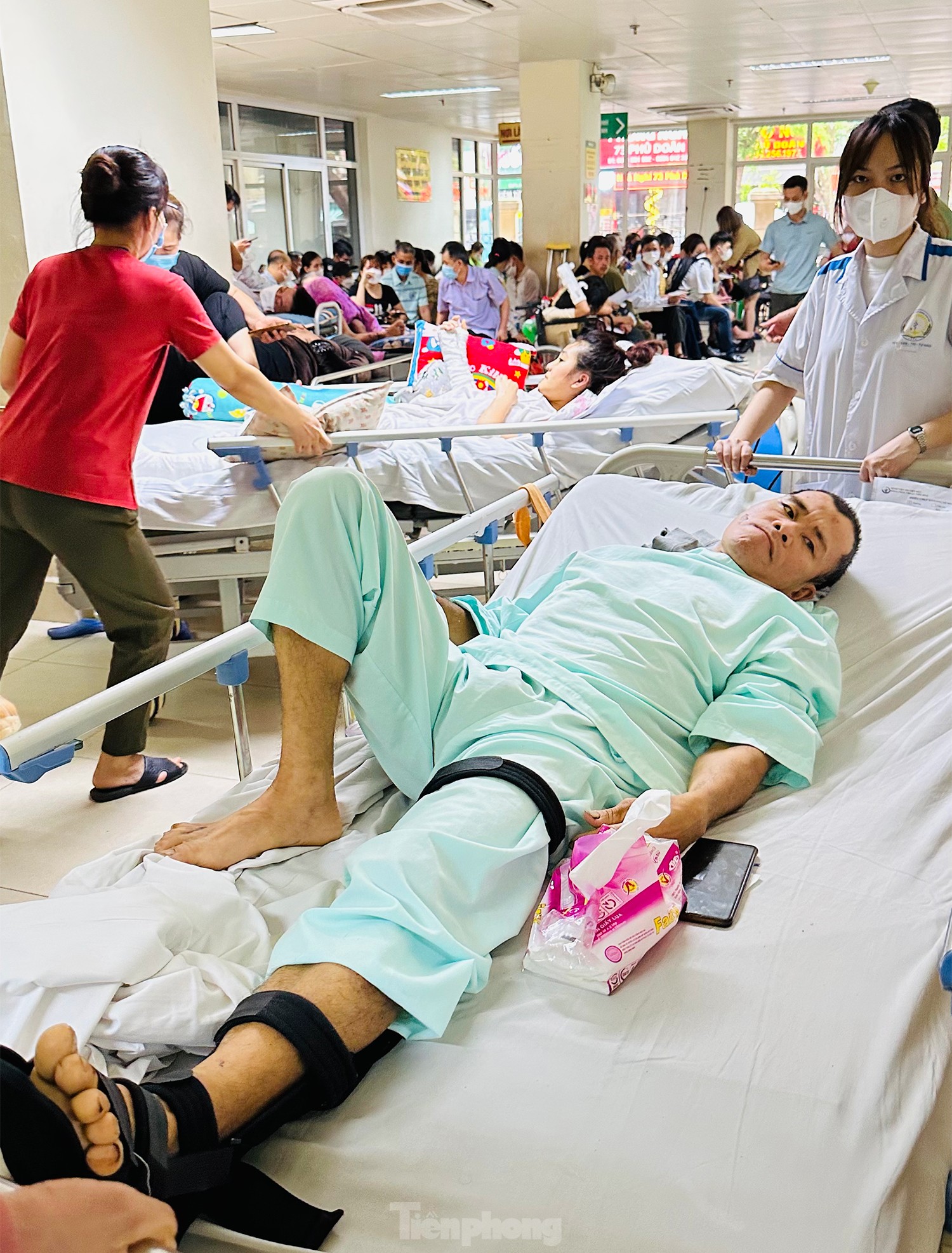 Bệnh viện đông nghịt người xếp hàng chờ khám trong ngày hè nóng 37 độ - Ảnh 10.