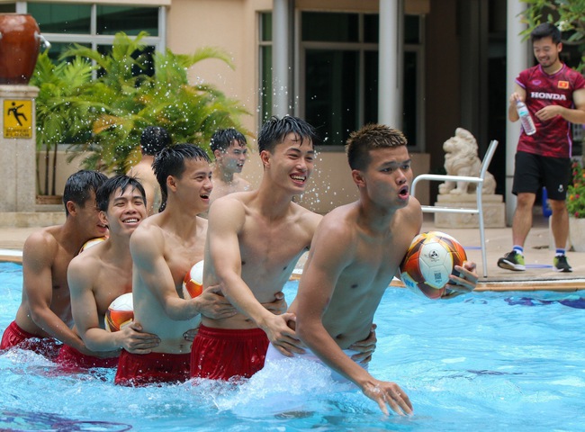 Cầu thủ U22 Việt Nam m&eacute;o mặt tập thể lực chuẩn bị đấu U22 Malaysia - Ảnh 6.