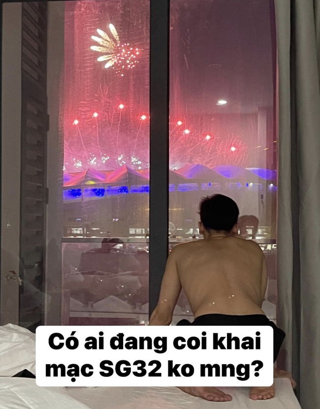 Hotboy tuyển bơi Việt Nam xem khai mạc SEA Games 32 theo phong c&aacute;ch độc lạ kh&ocirc;ng giống ai - Ảnh 1.