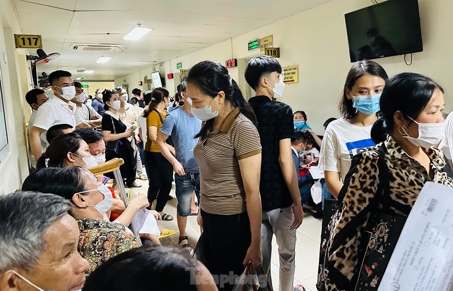 Bệnh viện đông nghịt người xếp hàng chờ khám trong ngày hè nóng 37 độ - Ảnh 9.