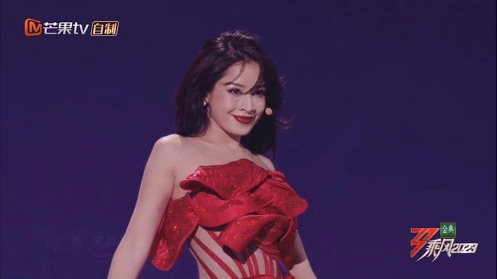 Netizen Việt - Trung tranh cãi về makeup của Chi Pu tại Đạp Gió 2023 - Ảnh 1.