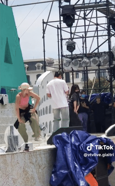 HIEUTHUHAI diện đồ đơn giản tổng duyệt vẫn điển trai nhưng 2 nữ vũ c&ocirc;ng b&ecirc;n cạnh mới g&acirc;y ch&uacute; &yacute;! - Ảnh 5.