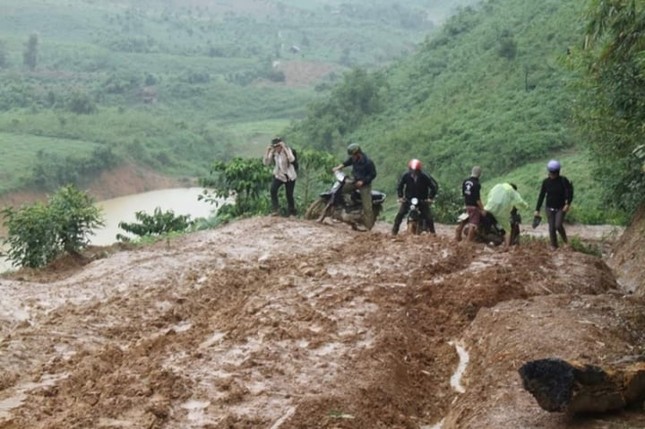 Nghiên cứu, đề xuất tôn vinh cô giáo tử vong trên đường tới trường dạy học - Ảnh 1.