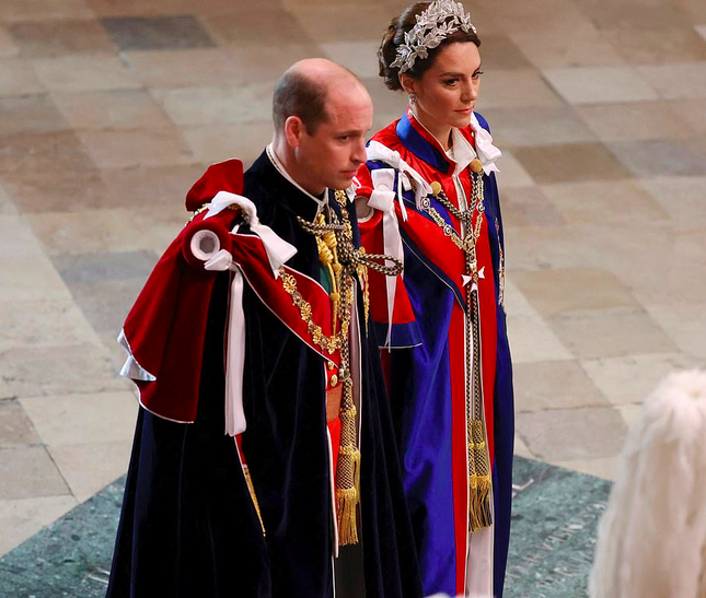 Hoàng tử Harry một mình bước vào lễ đăng quang của vua cha - Ảnh 4.