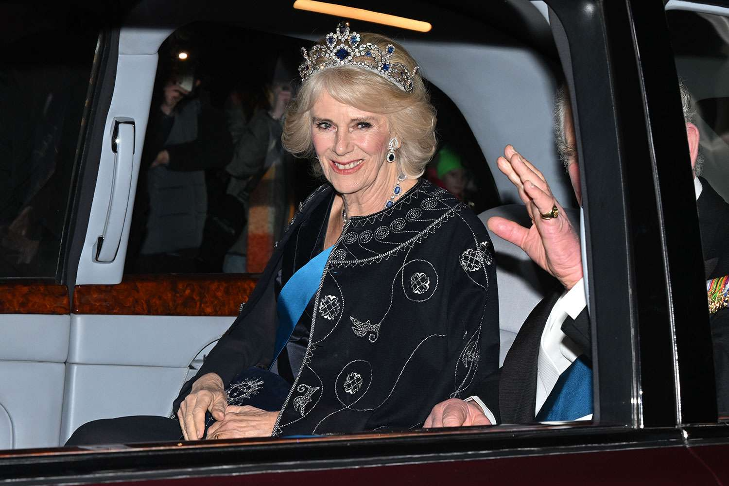 Bà Camilla: U80 vẫn được vinh danh mặc đẹp, gu thời trang bình dị nhất trong danh sách các nữ nhân Hoàng gia Anh - Ảnh 1.