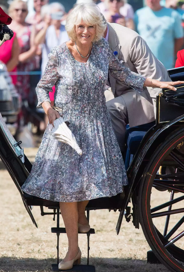 5 bí mật về phong cách thời trang của Vương hậu Camilla - Ảnh 2.