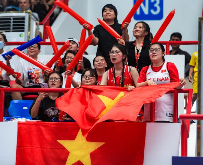 Hot TikToker Hà mã tấu cổ vũ cực sung, nhảy lên ăn mừng khi đội tuyển bóng rổ nữ Việt Nam thắng Thái Lan - Ảnh 10.