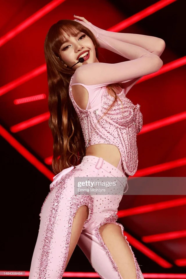 Body Lisa (BLACKPINK) sánh ngang Thủy thủ mặt trăng: Hoàn mỹ đến khó tin, chiếc bóng cũng đủ làm fan xao xuyến - Ảnh 9.