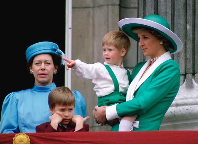 Bức ảnh Vua Charles buồn chán trong lễ đăng cơ của mẹ gây sốt - Ảnh 3.