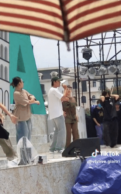 HIEUTHUHAI diện đồ đơn giản tổng duyệt vẫn điển trai nhưng 2 nữ vũ c&ocirc;ng b&ecirc;n cạnh mới g&acirc;y ch&uacute; &yacute;! - Ảnh 3.