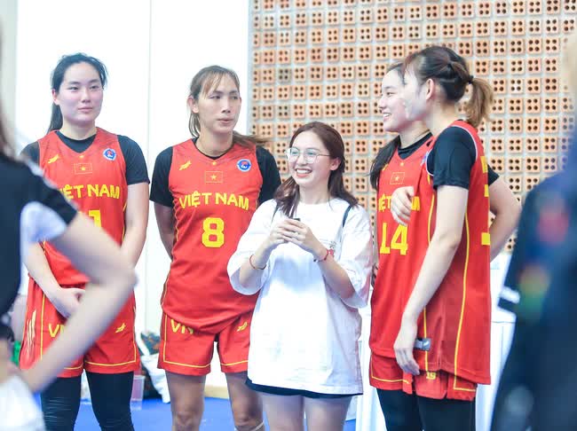 Hot TikToker Hà mã tấu cổ vũ cực sung, nhảy lên ăn mừng khi đội tuyển bóng rổ nữ Việt Nam thắng Thái Lan - Ảnh 9.