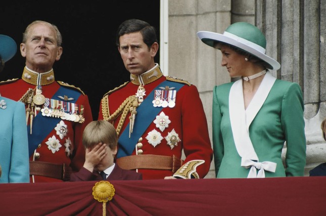 Bức ảnh Vua Charles buồn chán trong lễ đăng cơ của mẹ gây sốt - Ảnh 2.