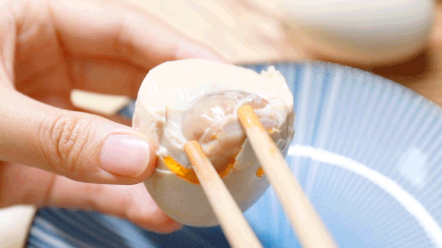 M&oacute;n trứng b&eacute;o ngậy ở Trung Quốc: Muốn ăn ngon phải đem đi nh&uacute;ng b&ugrave;n - Ảnh 2.