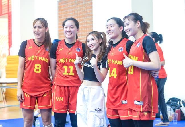 Hot TikToker Hà mã tấu cổ vũ cực sung, nhảy lên ăn mừng khi đội tuyển bóng rổ nữ Việt Nam thắng Thái Lan - Ảnh 8.