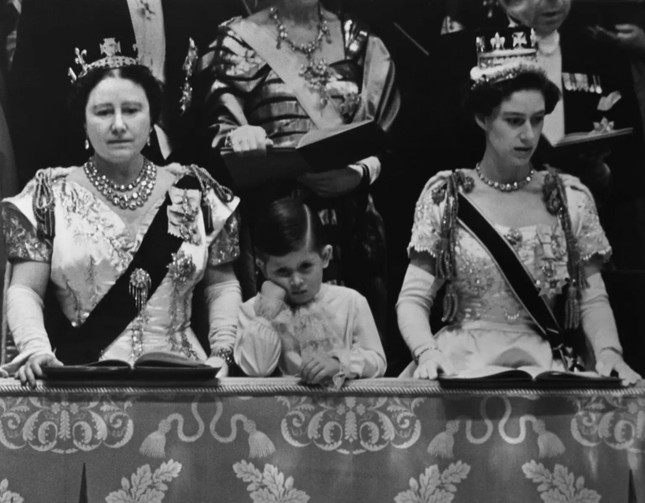 Bức ảnh Vua Charles buồn chán trong lễ đăng cơ của mẹ gây sốt - Ảnh 1.